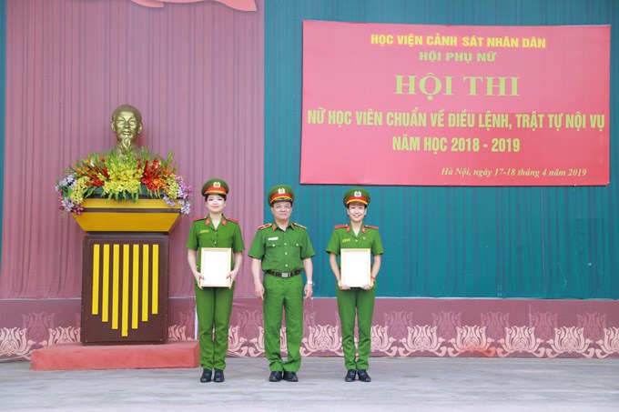 Thiếu tướng, PGS.TS Đặng Xuân Khang trao giải Nhất cho các tập thể và cá nhân