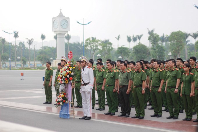 Đại biểu tham gia lễ dâng hương tại Tượng đài Chủ tịch Hồ Chí Minh và các cố Bộ trưởng Bộ Nội vụ, Bộ Công an qua các thời kỳ