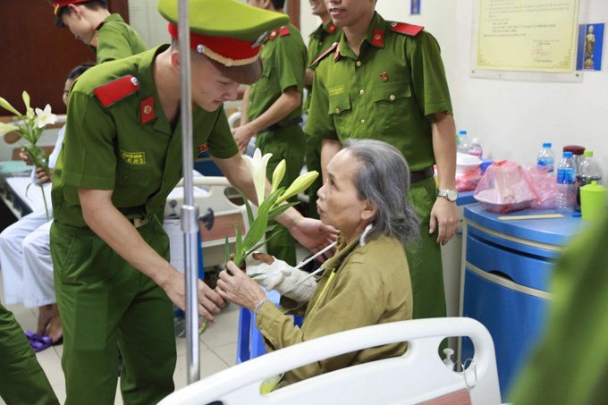 Những bông hoa lao kèn được trao tận tay từng bệnh nhân cùng những lời chúc sức khỏe