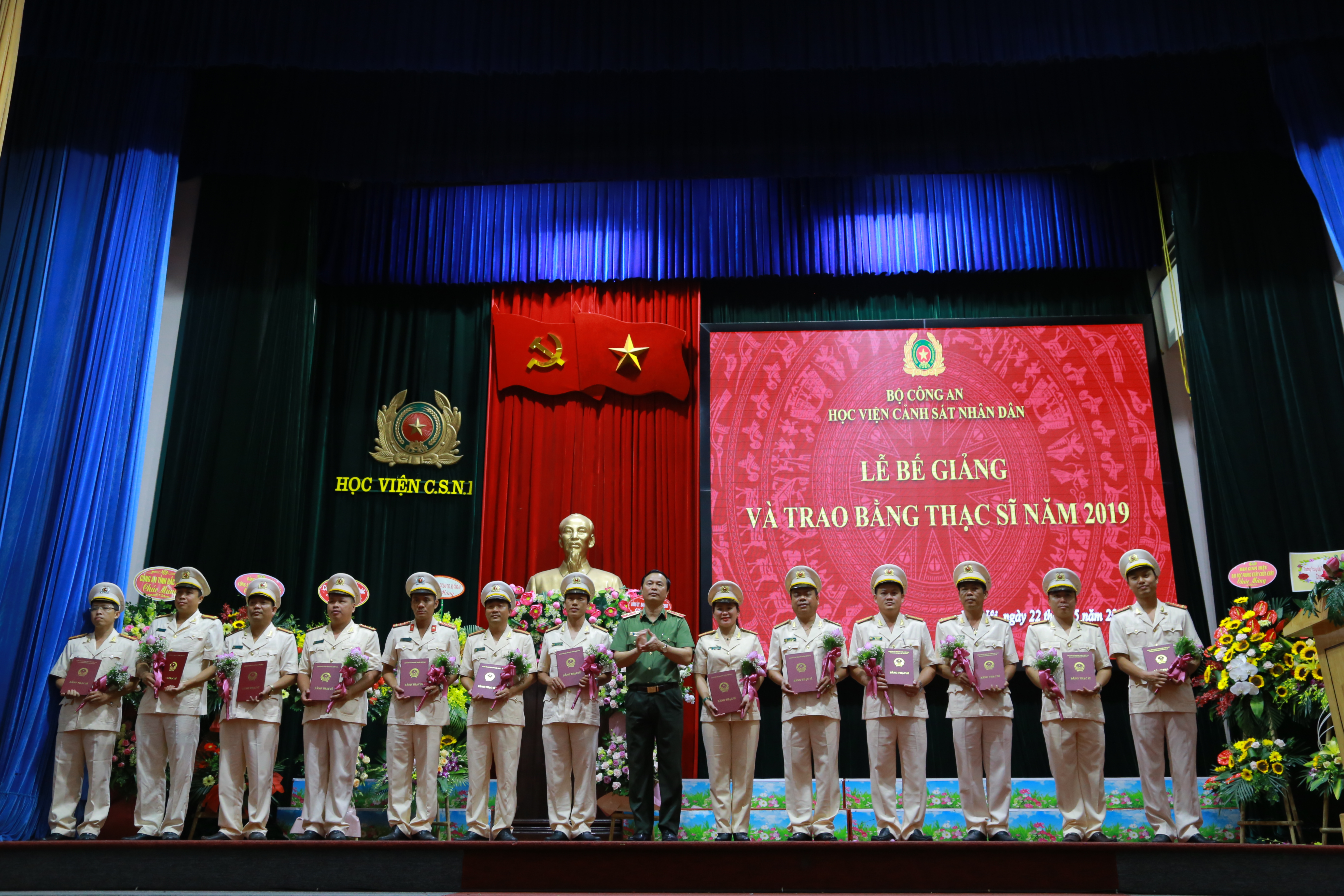 Thiếu tướng, GS.TS Bùi Minh Giám, Cục trưởng Cục Đào tạo Bộ Công an trao bằng cho các tân Thạc sỹ năm 2019 tại Học viện CSND.