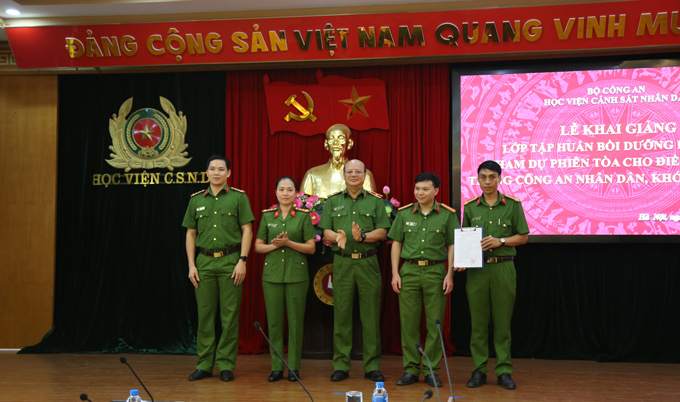Thiếu tướng, PGS.TS Trần Minh Chất, Phó Giám đốc Học viện trao Quyết định thành lập lớp cho Ban cán sự lớp