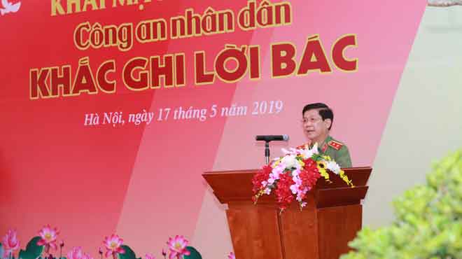 Thứ trưởng Nguyễn Văn Sơn phát biểu khai mạc triển lãm.