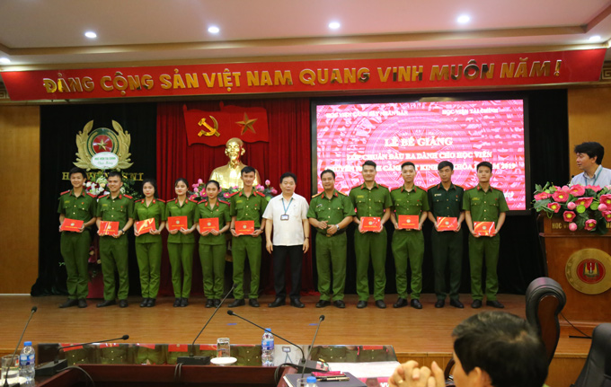 PGS.TS Phạm Công Nguyên, Phó Giám đốc Học viện trao chứng chỉ cho các học viên