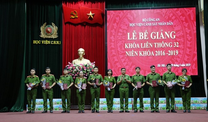 Thiếu tướng, GS.TS Nguyễn Đắc Hoan, Phó Giám đốc Học viện trao bằng tốt nghiệp cho các học viên