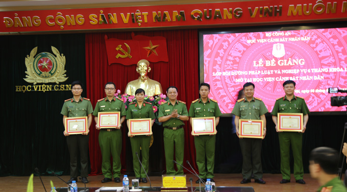 Thiếu tướng, GS.TS Đặng Xuân Khang trao giấy khen cho học viên có thành tích xuất sắc trong quá trình học tập