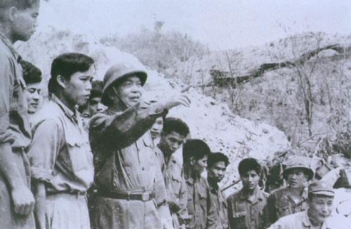 Đại tướng Võ Nguyên Giáp và cán bộ chiến sĩ Tiểu đoàn 31, Binh trạm 30 tại trọng điểm Lùm Bùm, đường 128, Tây Trường Sơn  tháng 3/1973. (Nguồn: quangbinh.gov.vn)