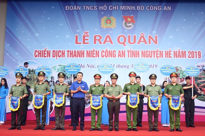 Thiếu tướng Nguyễn Đức Minh và đại diện Trung ương Đoàn TNCS Hồ Chí Minh trao Cờ Ra quân Chiến dịch tình nguyện Hè 2019 cho các đơn vị.