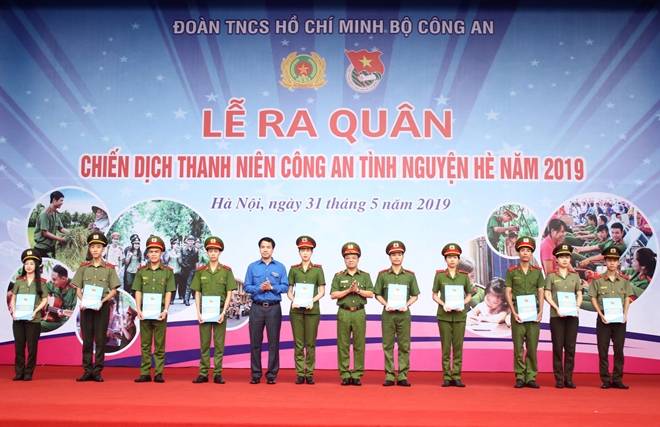 Thiếu tướng Đặng Xuân Khang và đại diện Trung ương Đoàn TNCS Hồ Chí Minh trao quà tặng các em học viên là người dân tộc thiểu số có thành tích học tập xuất sắc.