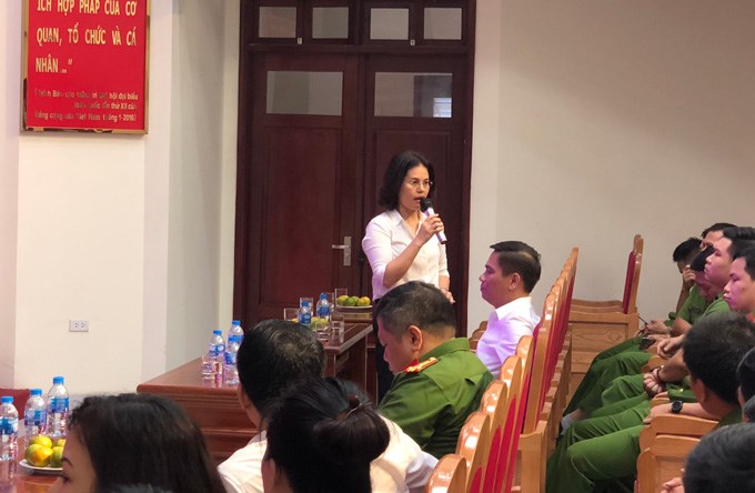 Đồng chí Tạ Thị Thu Hương - Phó Chánh án TAND Q.Cầu Giấy trao đổi kinh nghiệm với học viên
