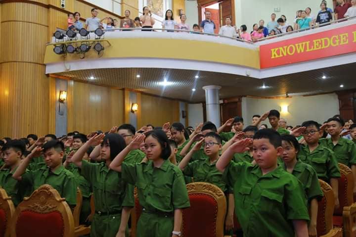 Các em thiếu nhi thực hiện nghi lễ chào cờ trong Lễ khai giảng