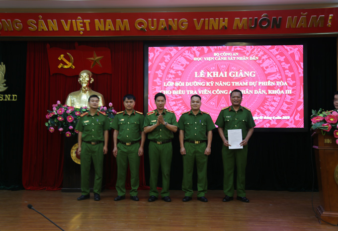 Thiếu tướng, GS.TS Trần Minh Hưởng, Giám đốc Học viện trao Quyết định thành lập lớp cho Ban cán sự lớp