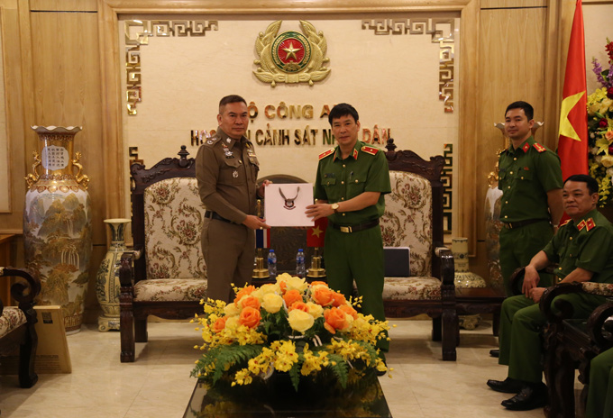 Thiếu tướng Sutthi Phuangphikun - Trưởng đoàn đại biểu Học viện CSHG Thái Lan tặng quà lưu niệm cho đồng chí Giám đốc Học viện