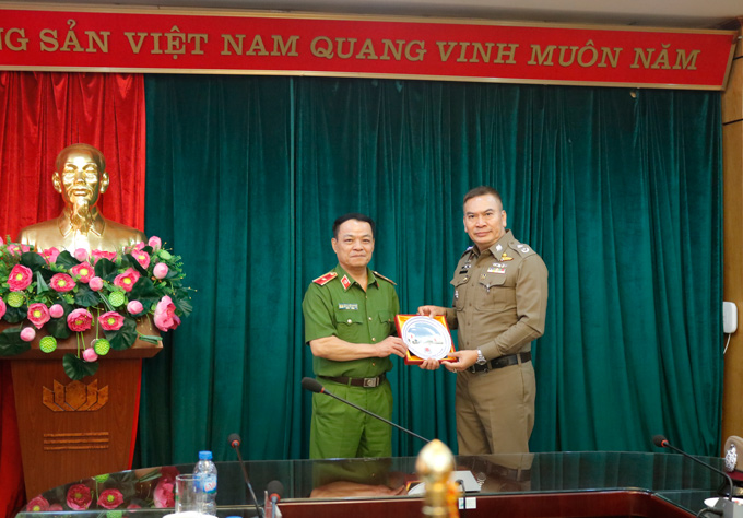 Đồng chí Thiếu tướng, PGS. TS Đặng Xuân Khang, Phó Giám đốc Học viện tặng quà cho đoàn bạn
