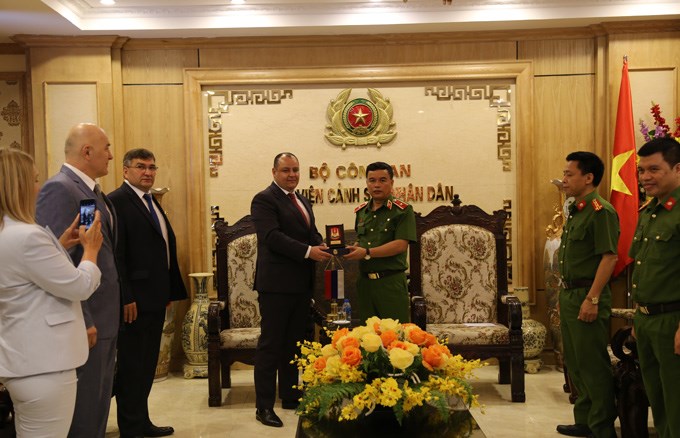 Thiếu tướng, GS.TS Nguyễn Đắc Hoan trao tặng quà lưu niệm của Học viện cho Đại tá Romanhenkov Andrei Aleksievich