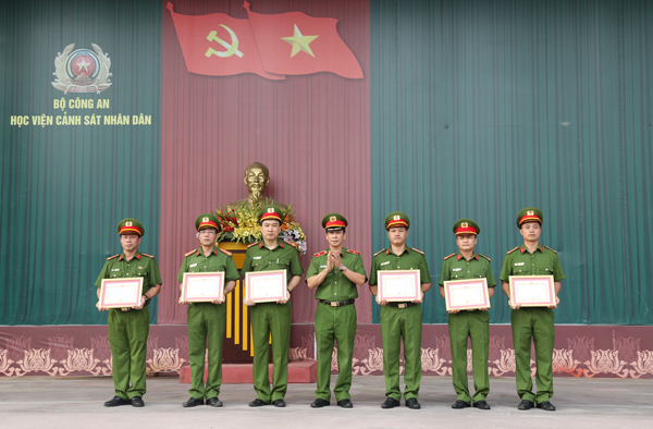 Thiếu tướng, GS.TS Trần Minh Hưởng, Giám đốc Học viện tặng Giấy khen cho 6 tập thể có thành tích xuất sắc trong công tác nghiên cứu khoa học