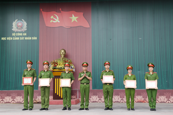 Thiếu tướng, GS.TS Nguyễn Đắc Hoan, Phó Giám đốc Học viện trao Giấy khen cho 02 tập thể và 05 cá nhân có thành tích xuất sắc trong phong trào chống rác thải nhựa