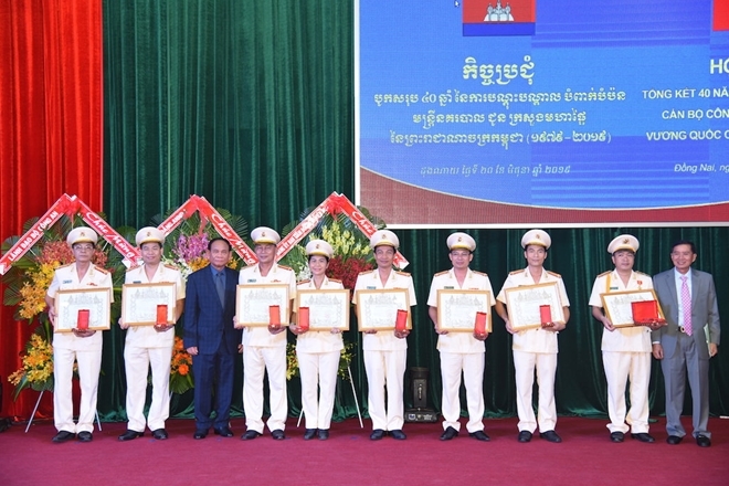 Ngài Chăn Yên, Quốc vụ khanh Bộ Nội vụ Campuchia trao Huân chương Hữu nghị của Vương quốc Campuchia tặng các tập thể và cá nhân trường CAND có thành tích trong công tác hợp tác đào tạo.