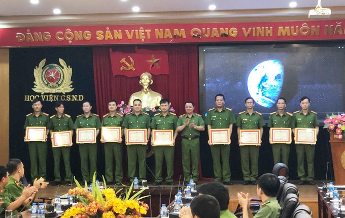 Thiếu tướng, PGS.TS Đặng Xuân Khang trao giấy khen cho các cá nhân đạt thành tích xuất sắc trong thời gian tập huấn