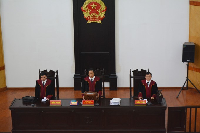 Hội đồng xét xử bắt đầu phiên tòa