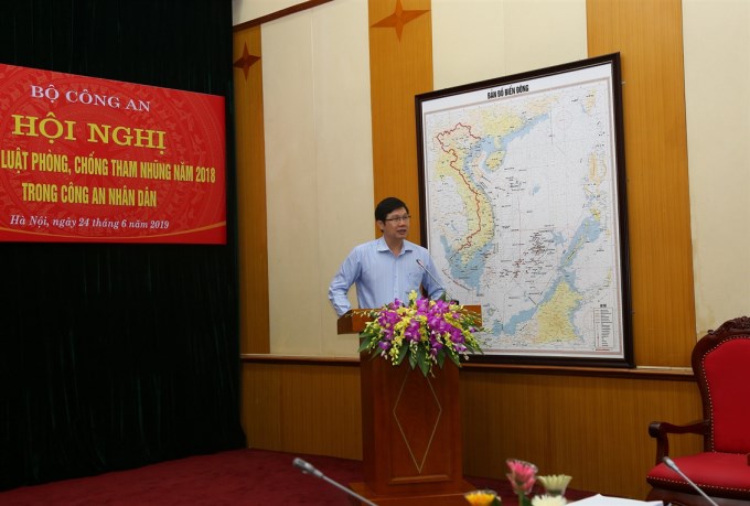 Đồng chí Nguyễn Tuấn Khanh, Phó Viện trưởng Viện Chiến lược và Khoa học Thanh tra - Thanh tra Chính phủ trình bày những nội dung cơ bản của Luật PCTN năm 2018