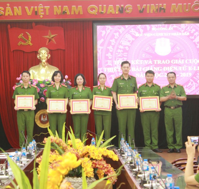 Thiếu tướng, PGS.TS Đặng Xuân Khang, Phó Giám đốc Học viện trao Giấy khen cho các cá nhân, tập thể đạt thành cao tại cuộc thi