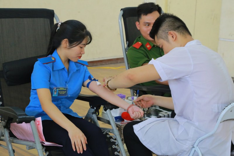 Học viên chuyên ngànhTư pháp hình sự tham gia hiến máu