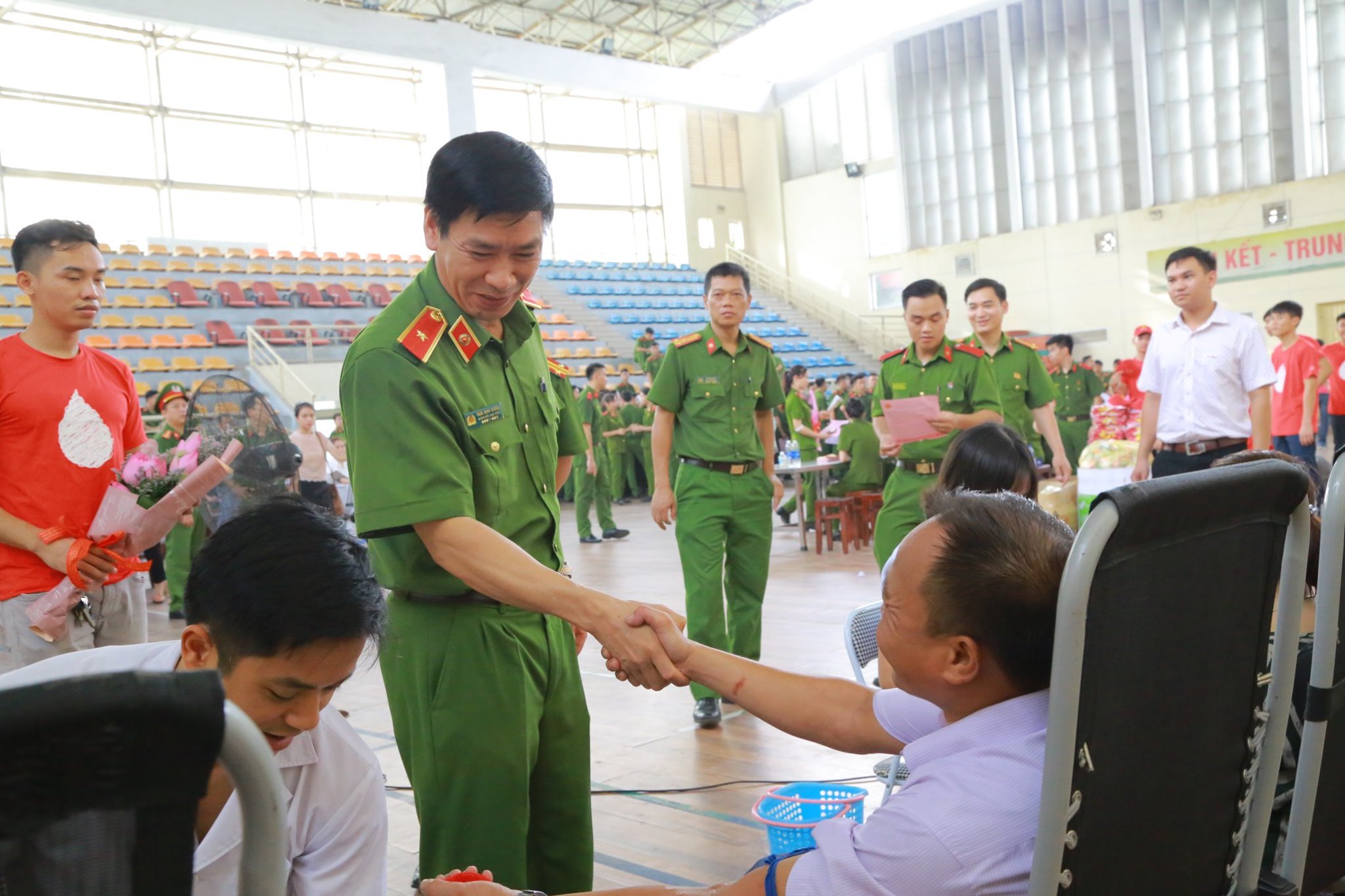 Thiếu tướng, PGS.TS Trần Minh Hưởng - Giám đốc Học viện động viên cán bộ, học viên hiến máu tình nguyện