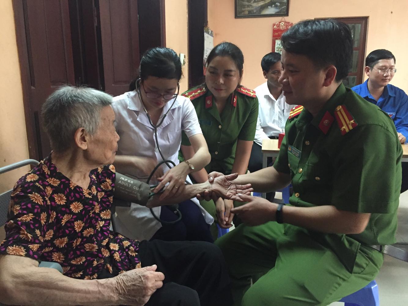 Cán bộ y tế của Học viện thăm khám sức khỏe cho mẹ Việt Nam anh hùng