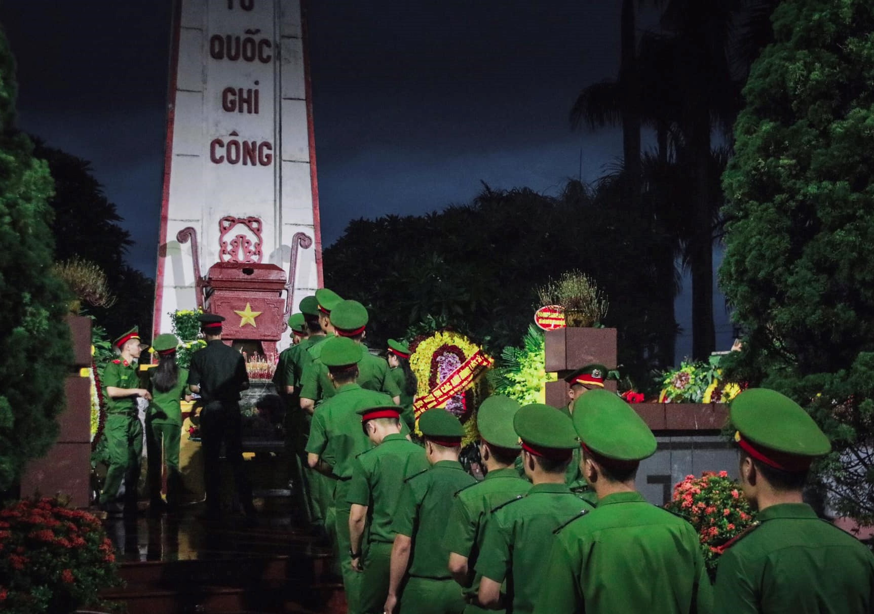 Đoàn thanh niên Học viện dâng hương, dâng hóa tri ân tại Nghĩa trang liệt sĩ