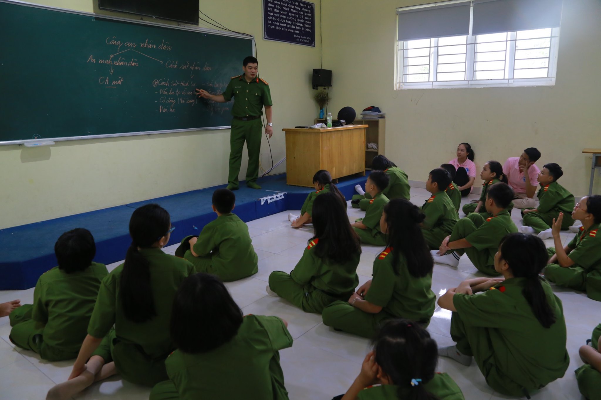 Lồng ghép trong các nội dung giới thiệu về lực lượng cảnh sát Việt Nam, các em nhỏ cũng được học cách xử lý khi gặp các tình huống nguy hiểm, đặc biệt luôn tin tưởng sự hỗ trợ của các cô chú công an