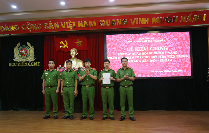 Thiếu tướng, GS.TS Trần Minh Hưởng, Giám đốc Học viện trao Quyết định thành lập lớp cho Ban cán sự lớp