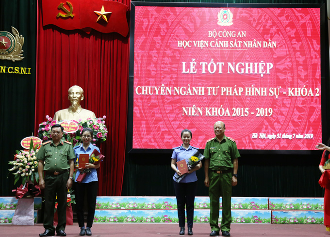 Thiếu tướng, PGS.TS Trần Minh Chất, Phó Giám đốc Học viện trao Bằng tốt nghiệp cho các tân cử nhân