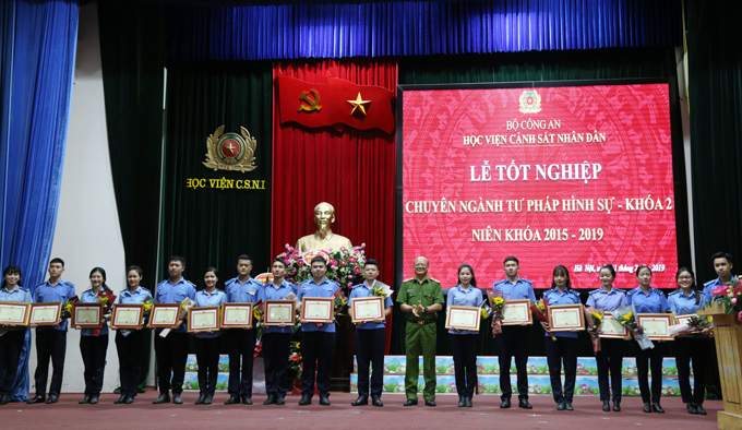 Thiếu tướng, PGS.TS Trần Minh Chất, Phó Giám đốc Học viện trao Giấy khen của Học viện CSND cho các sinh viên có thành tích xuất sắc trong học tập