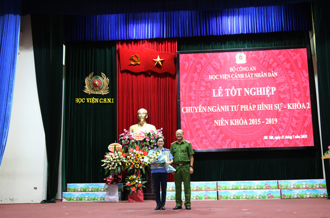 Thiếu tướng, PGS.TS Trần Minh Chất, Phó Giám đốc Học viện trao quà, chúc mừng Học viên xuất sắc toàn khóa Doãn Thị Thu Hà