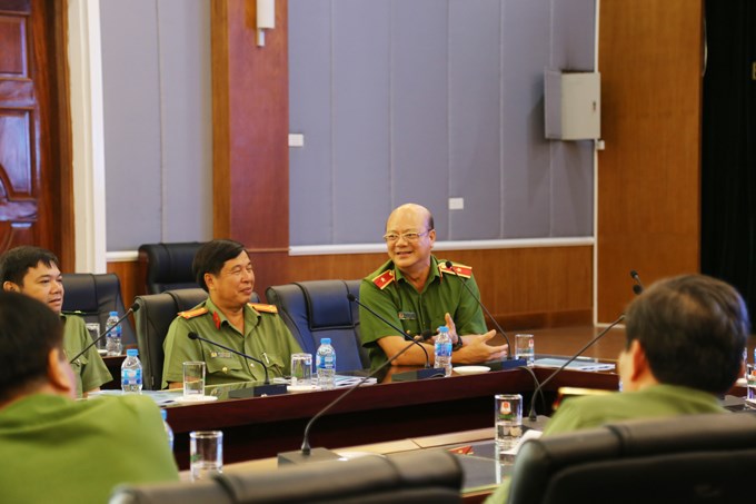 Thiếu tướng, PGS.TS Trần Minh Chất, Phó Giám đốc Học viện trao đổi với các đại biểu