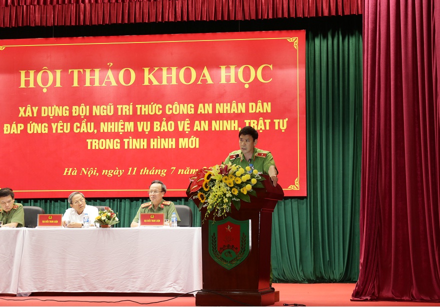 Thiếu tướng, GS.TS Trần Minh Hưởng, Giám đốc Học viện CSND tham luận tại Hội thảo