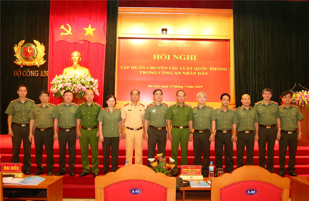 Thứ trưởng Lê Quý Vương và các đại biểu dự Hội nghị.