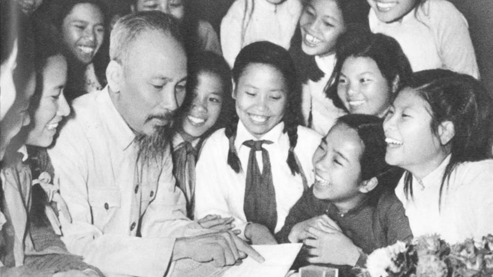 Đại biểu học sinh Trường Trung học Trưng Vương (Hà Nội) đến chúc thọ Chủ tịch Hồ Chí Minh (tháng 5-1956)
