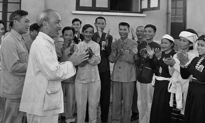 Chủ tịch Hồ Chí Minh gặp mặt thân mật các đại biểu dự Đại hội liên hoan Anh hùng, Chiến sỹ thi đua ngành nông nghiệp và Đổi công toàn quốc tại Hà Nội, ngày 23/5/1957. (Ảnh: Tư liệu TTXVN)