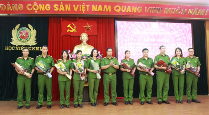 Đại tá, PGS.TS Phạm Công Nguyên, Phó Giám đốc Học viện trao chứng chỉ hoàn thành khóa học cho 10 học viên tiêu biểu