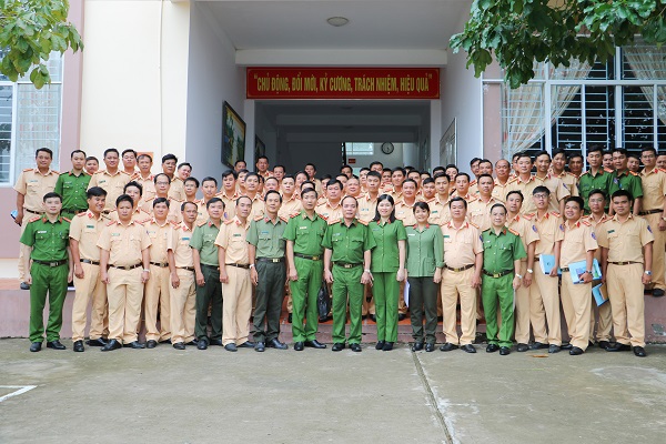 Lãnh đạo Học viện Cảnh sát nhân dân, Công an TP Cần Thơ cùng các học viên chụp hình lưu niệm.