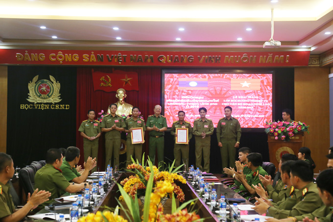 Thiếu tướng, PGS.TS Trần Minh Chất, Phó Giám đốc Học viện trao quyết định thành lập lớp học cho ban cán sự lớp
