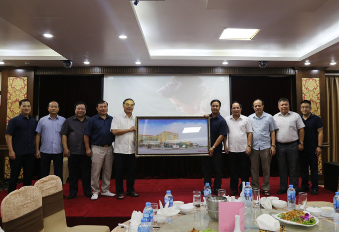 Đại diện Ban Giám đốc, Học viện Cảnh sát nhân dân tặng quà lưu niệm cho Công an Tỉnh Bắc Ninh
