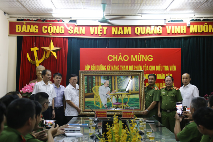 Đại diện Ban Giám đốc Học viện Cảnh sát nhân dân tặng quà lưu niệm cho Tòa án nhân dân Tỉnh Bắc Ninh