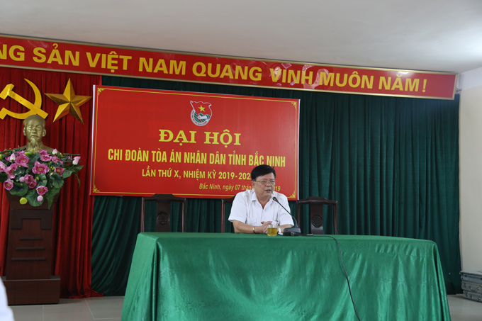 TS. Phạm Minh Tuyên, Chánh án Tòa án nhân dân tỉnh Bắc Ninh trao đổi kinh nghiệm với học viên