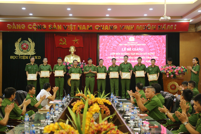 Thiếu tướng, GS.TS Trần Minh Hưởng trao Giấy khen cho các cá nhân đạt thành tích xuất sắc trong quá trình tham gia lớp bồi dưỡng