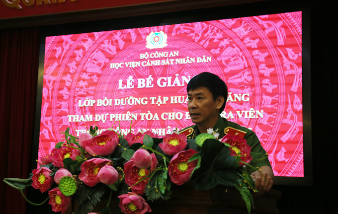 Thiếu tướng, GS.TS Trần Minh Hưởng phát biểu tại lễ bế giảng