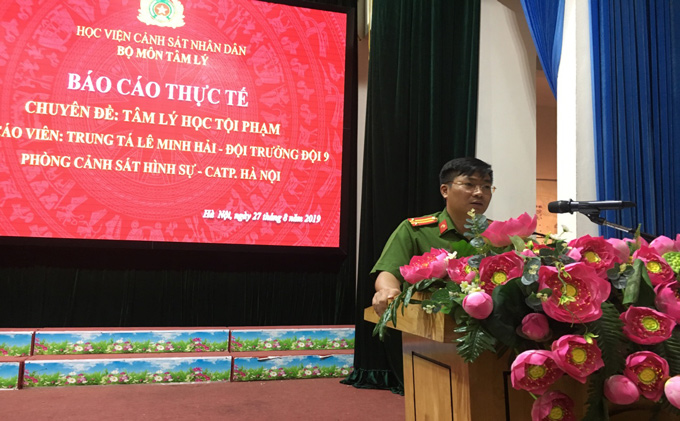 Trung tá Lê Minh Hải báo cáo thực tế cho học viên