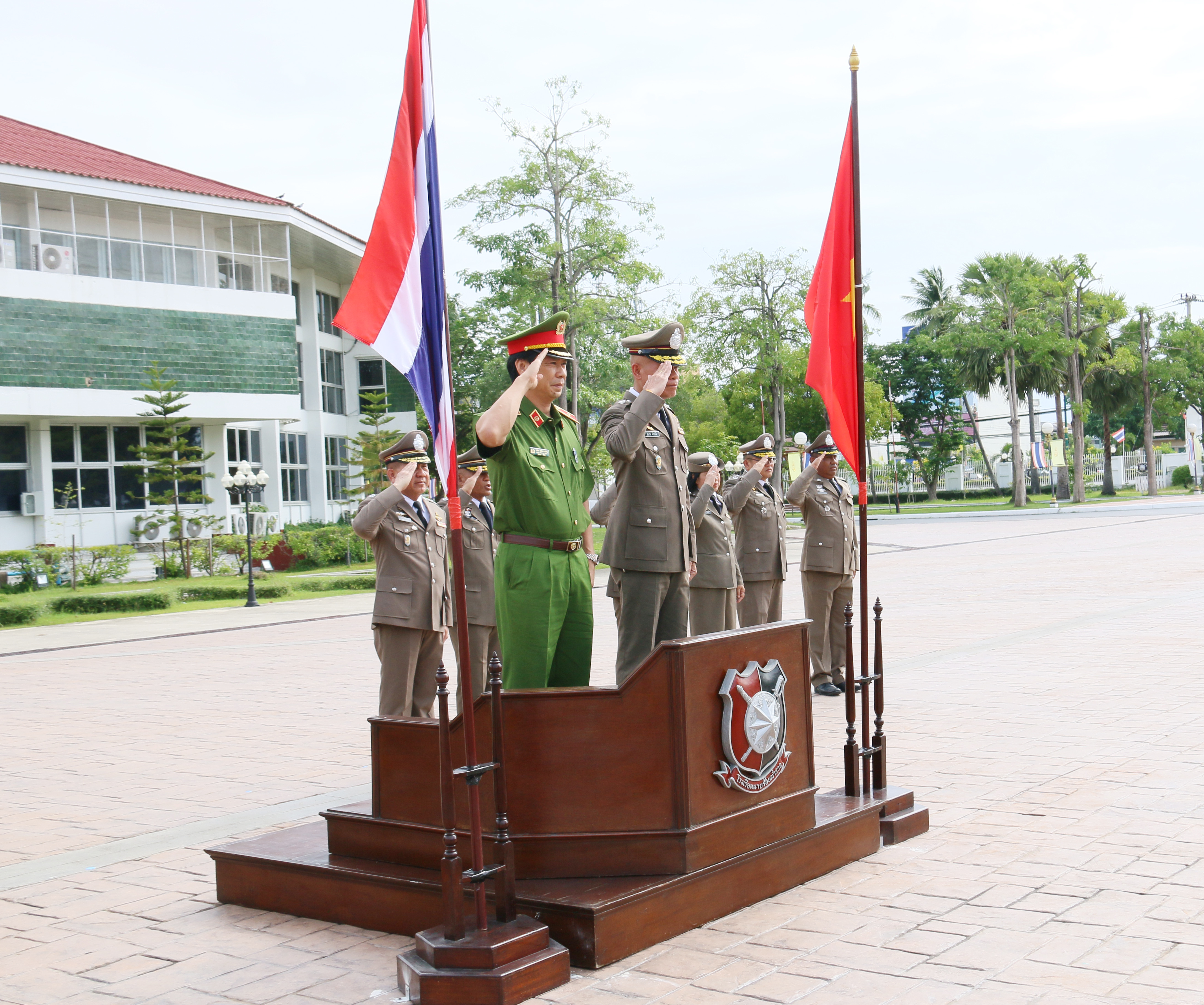 Trung tướng Somchai Patcharaintho - Giám đốc Học viện Cảnh sát Hoàng gia Thái Lan và Thiếu tướng Trần Minh Hưởng - Giám đốc Học viện CSND thực hiện Nghi lễ Chào cờ