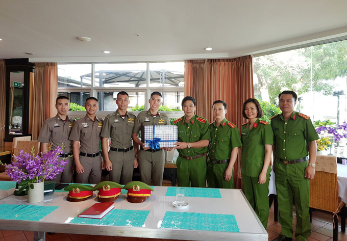 Đồng chí Giám đốc Học viện tặng quà cho 04 học viên Học viện CSND đang học tập hệ đại học tại Học viện CSHG Thái Lan